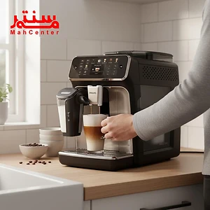 خانمی در حال درست کردن قهوه با اسپرسو ساز فیلیپس مدل EP5547
